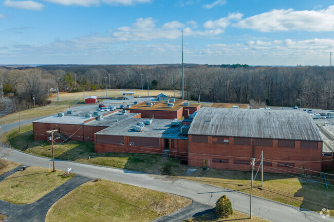 William James Middle School has a gymnasium in White Bluff.
