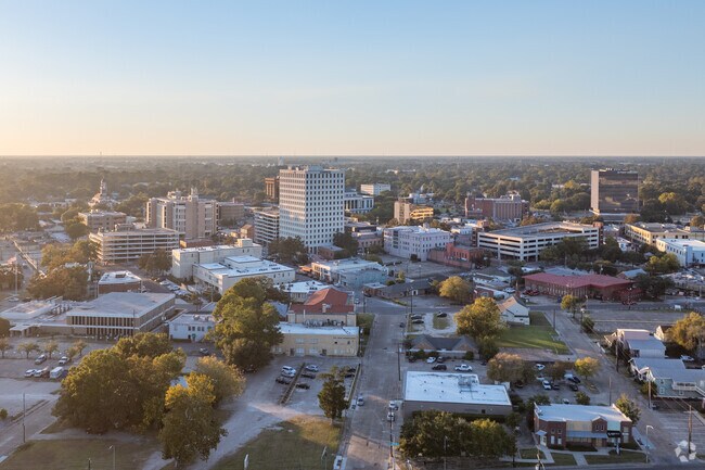 Downtown Lafayette is just a few minutes drive or walk from Pa Davis Park.