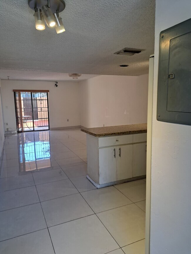 5525 W 26th Ct Unit 102, Hialeah, FL 33016