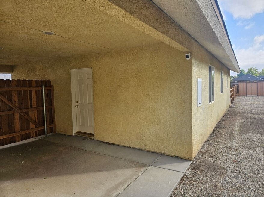 17960 Swaps Ct, Tehachapi, CA 93561 - photo 1