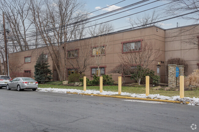 Spring School in Tenafly, NJ has  a student-teacher ratio of 5 to 1.