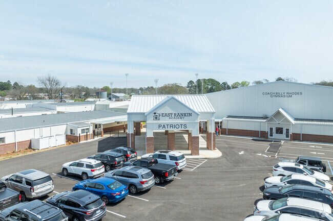 East Rankin Academy has a student to teacher ratio 17 to 1.