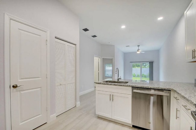 703 Dawn Place unit C, Lantana, FL 33462 - photo 3