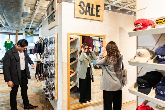 Head to Downtown Pasadena from Kinneloa Mesa for plenty of shopping options.