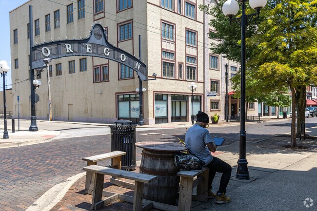 Oregon offers a variety of entertainment and dining options.