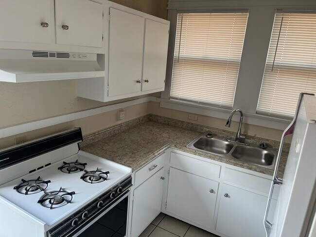 1861 Poplar Ave unit 5, Memphis, TN 38104 - photo 6