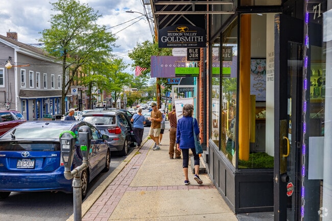 Independent shops and cafés line Main Street year‑round.