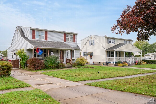 Lots of homes in Riverview have driveways and garages.
