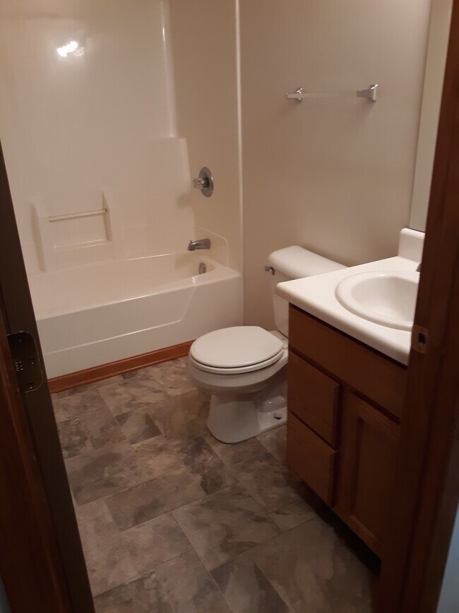 Upstairs full bath with laundry hookups