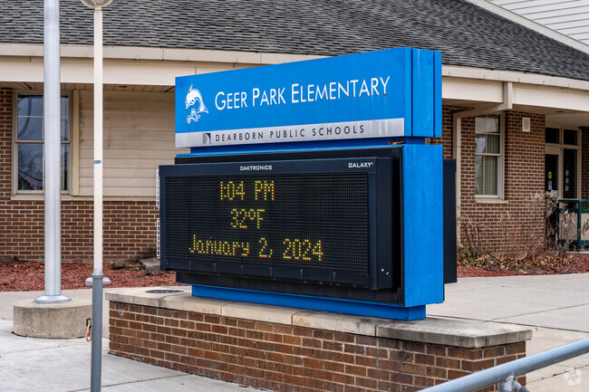 Geer Park Elementary School, Signage.