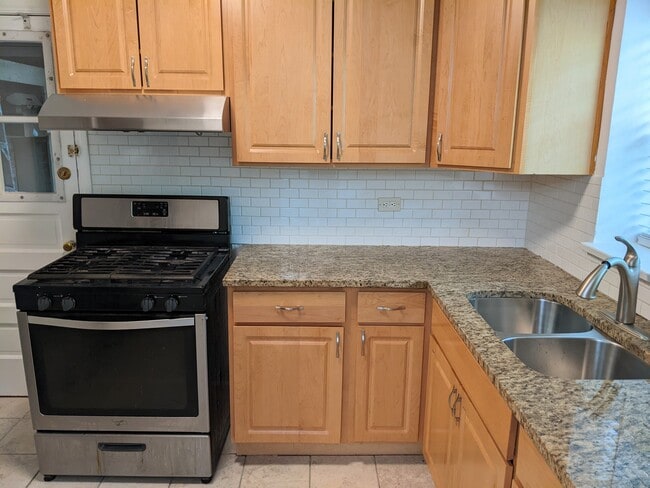 1216 Harvard Terrace unit 18-2, Evanston, IL 60202 - photo 2