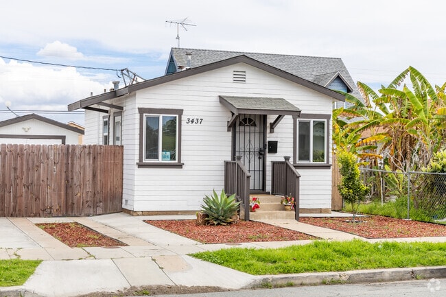 Bungalows are quite common in Swan Canyon with detached garages.