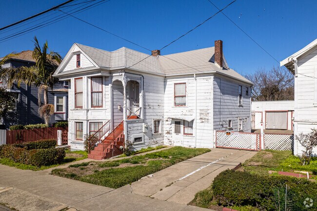 Victorian/Edwardian style homes are common in the Longfellow neighborhood.