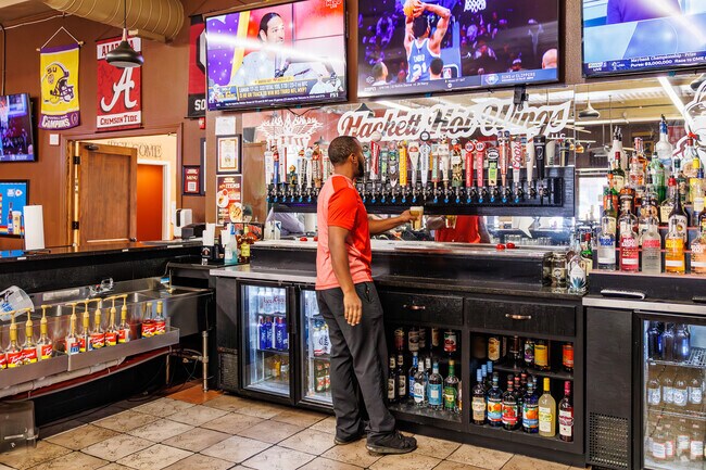 Hacketts Hot Wings draws YMCA foodies to downtown.