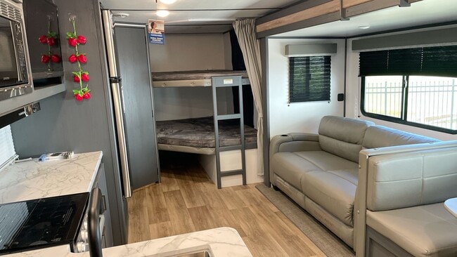 13691 E Hwy 25 unit B Cottage, Eastlake Weir, FL 32133 - photo 3