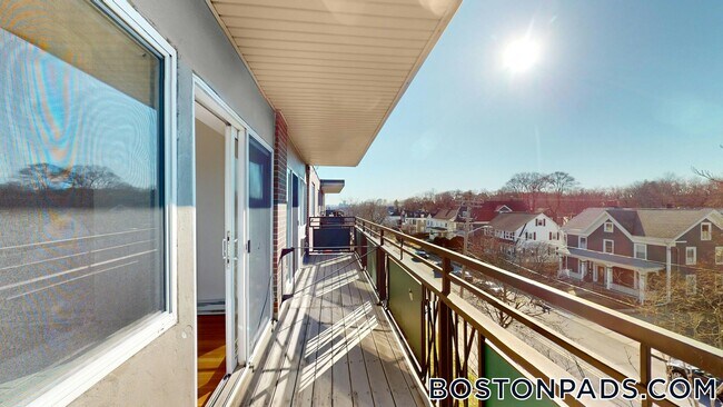 525 Highland Ave unit 10, Malden, MA 02148 - photo 4