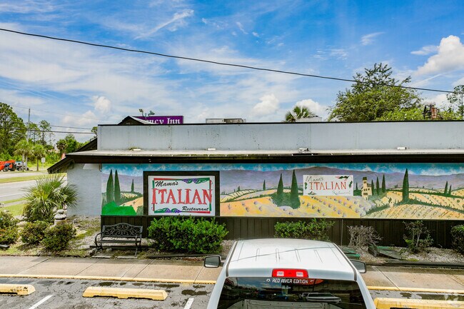 Mama's Italian Family Restaurant is a laid-back spot in Perry known for its hearty Italian meals and seafood selections.