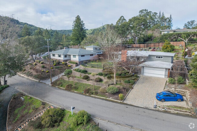 Del Rey's homes sit perched along steep, hilly driveways.