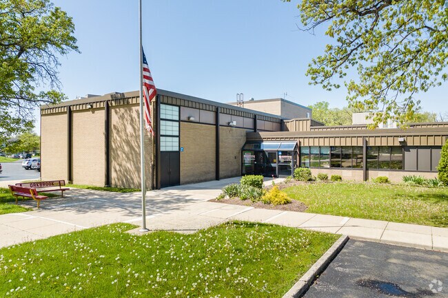 Oakbrook Elementary School is an above average public school in Wood Dale, serving about 300 students.