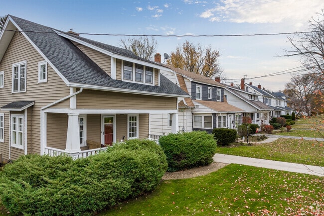 This row of homes in South Lockport features modern traditional single family residences.