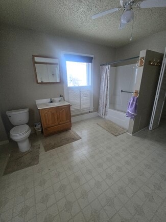 708 E 4th St, Vinton, IA 52349