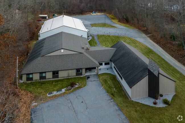 Oak Hill Christian School is located in Oxford, MA. the school has been closed.