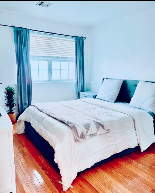133 Mermaid Ln, Bronx, NY 10473