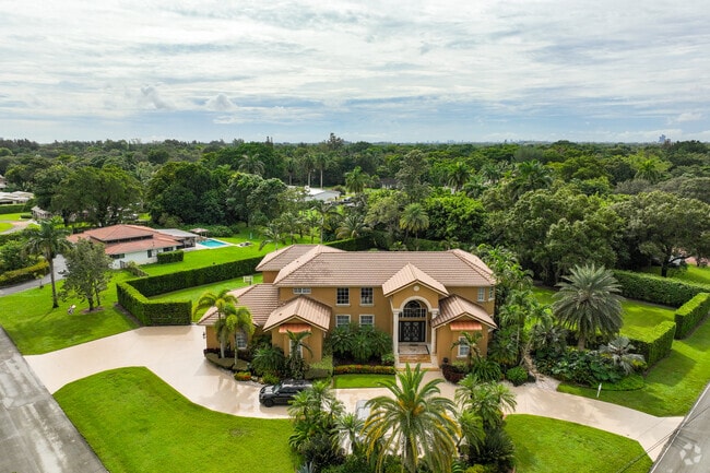 You can also find large mansion style homes in Plantation.