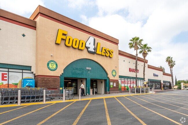 Food4Less in San Andreas offers fresh produce and household essentials for local shoppers.