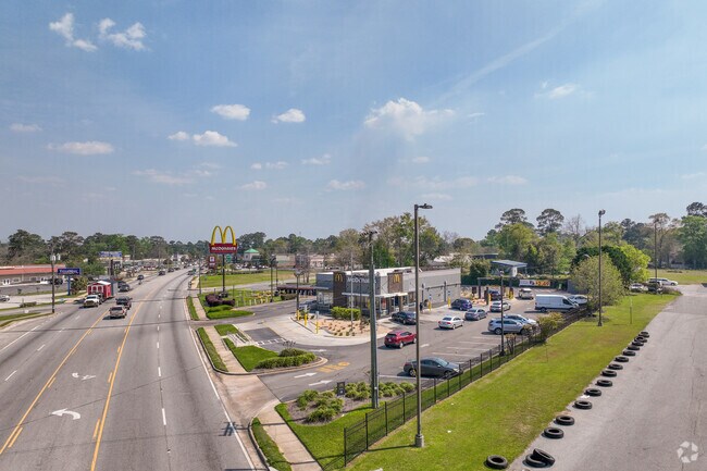 National food chains are an option for Cairo residents and travelers along US Highway 84.