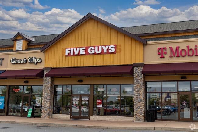 Chain restaurants can be found just a short drive away in Hamburg.