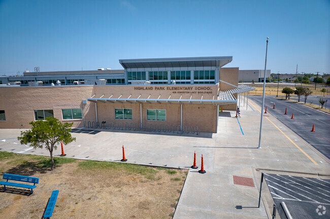 Highland Park Elementary School provides a range of academic opportunities tailored to students.