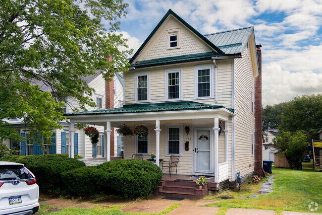 Historical homes offer an interesting living experience for anyone who loves to travel to the past.