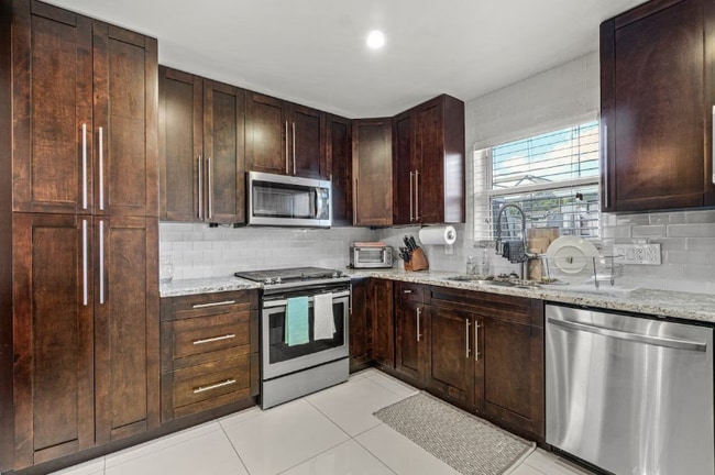 306 SW 11th Ave, Boynton Beach, FL 33435 - photo 3