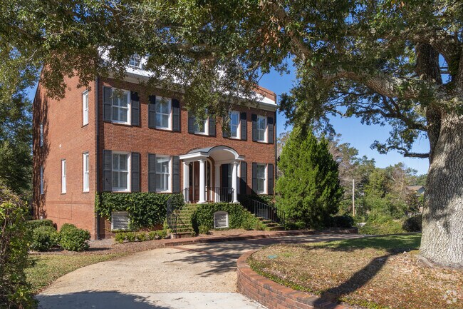 Homes in Fairhope are picture-perfect and full of character.