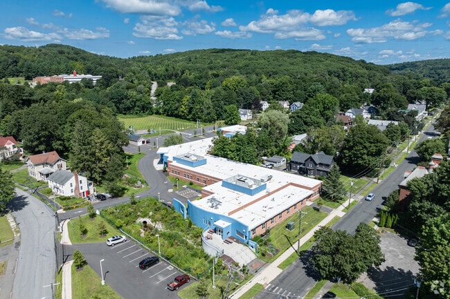 Hinsdale Elementary School is on Hinsdale Ave in Winsted, CT.