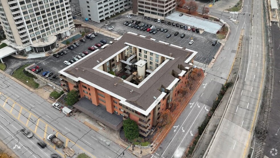 250 S Brentwood Blvd unit 1H, Saint Louis, MO 63105 - photo 2