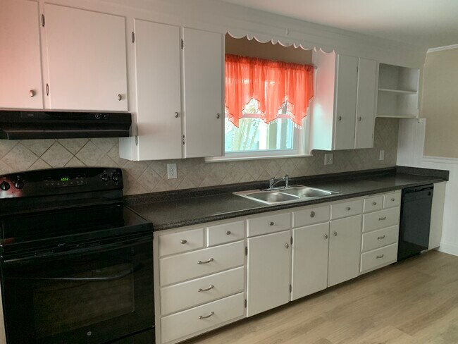 8 Walnut St unit First Floor, Rochester, NH 03867 - photo 2