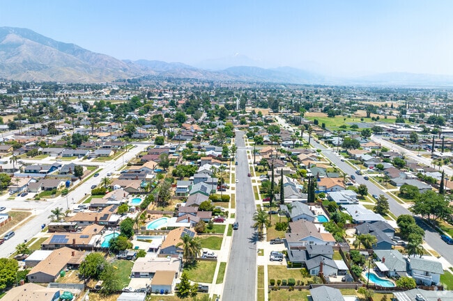 San Bernardino Mountains create a scenic backdrop for the San Andreas neighborhood.