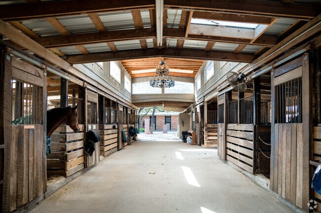 A beautiful old stable with rustic charm in Angus Ranch.