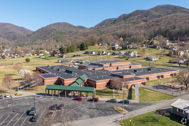 Hampton Elementary School teaches the area’s prekindergarten through eighth-grade students and holds a B-minus rating on Niche.