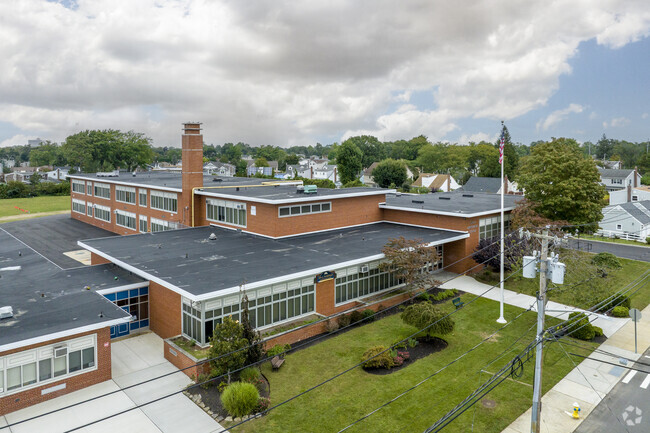Bellmore's John G. Dinkelmeyer Elementary School has 391 students with a ratio of 13:1.