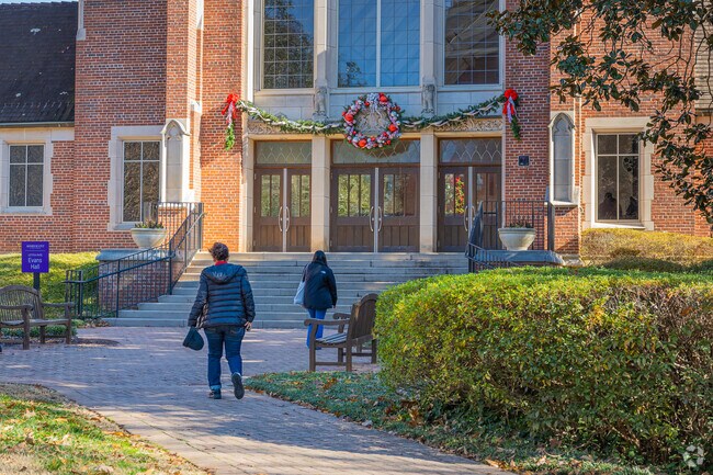 Students enjoy the scenic walk through Agnes Scott's campus in College Heights.