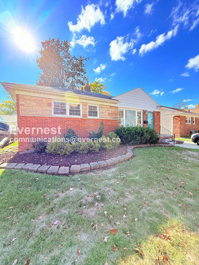 165 W Baker Ave, Clawson, MI 48017