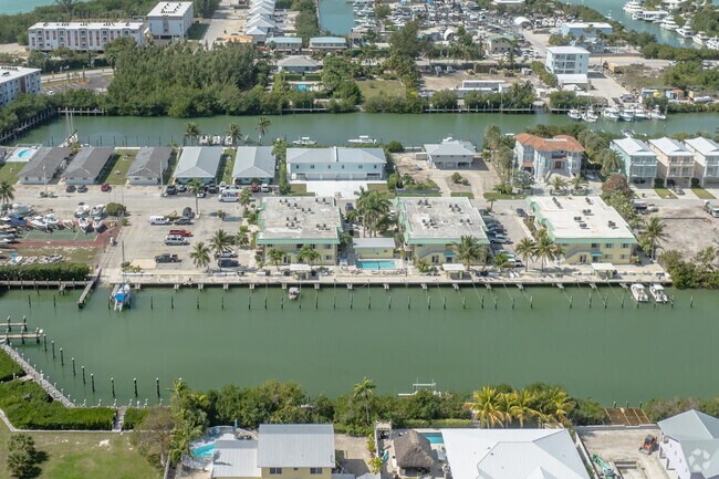 Homes in Marathon, FL are along the ocean with space for boats.