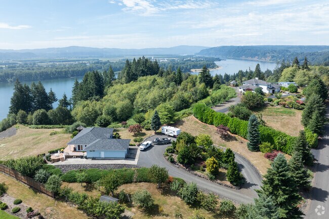 Large mansions can be found overlooking the Columbia River on the southern end of Bunker Hill