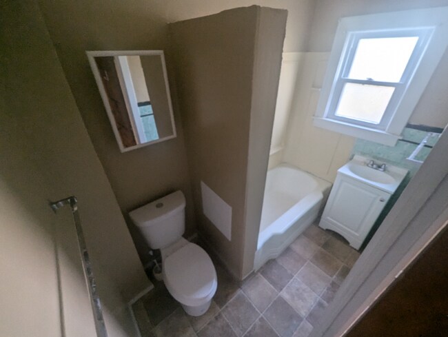 410 W 23rd St, Lorain, OH 44052 - photo 5