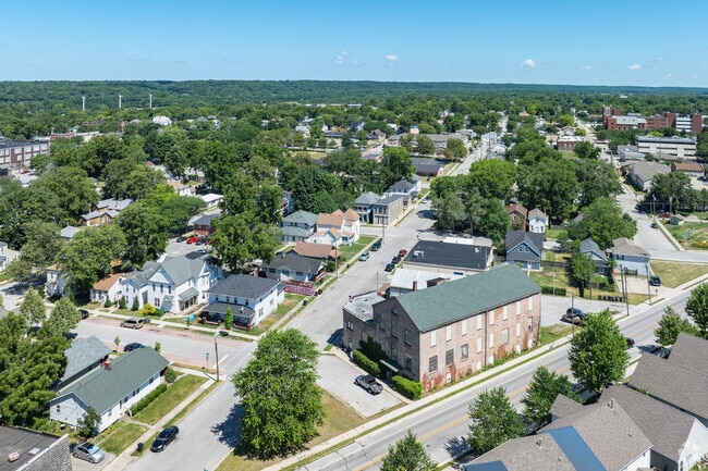 There's a historic district in Jefferson with large Craftsmen, Italianate and Traditional homes.