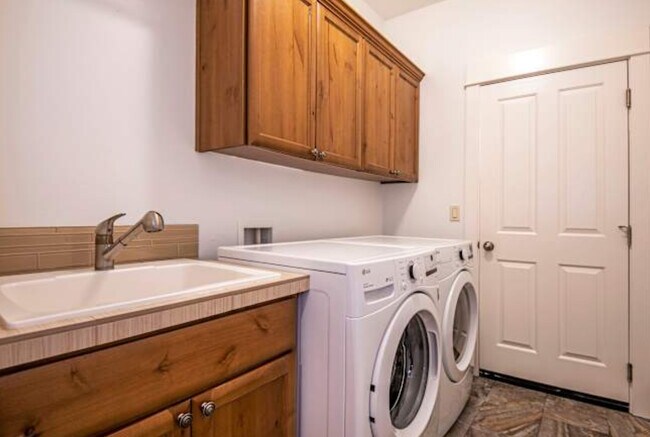 21302 NE Brooklyn Ct unit Sunrise Room, Bend, OR 97701 - photo 5