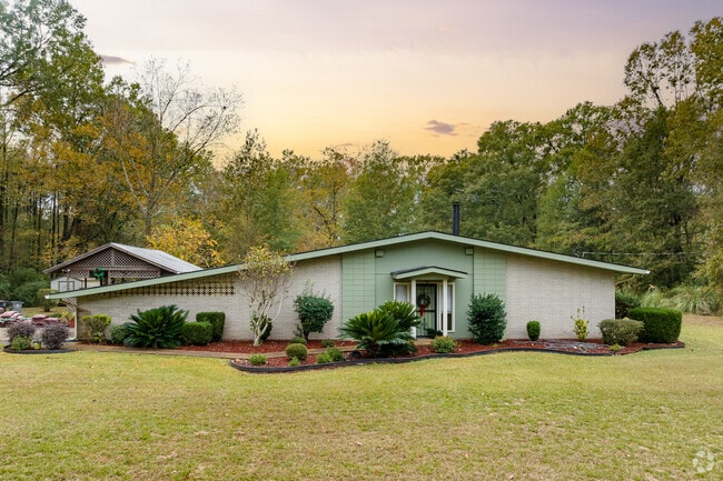 Midcentury modern homes are scattered across Scotlandville.